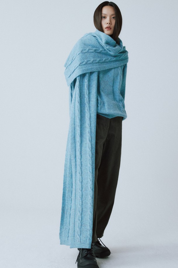 따뜻하고 포근한 터쿼이즈 블루 컬러의 울 블렌드 케이블 머플러입니다. 부드러운 촉감의 울 블렌드 소재로 제작되어 가을, 겨울철 보온성을 책임지며, 롱 스타일과 케이블 니트 디테일이 베이직하면서도 세련된 분위기를 연출합니다. 남녀 공용으로 착용 가능하며, 일상에서 편안하게 사용할 수 있는 머플러입니다.
