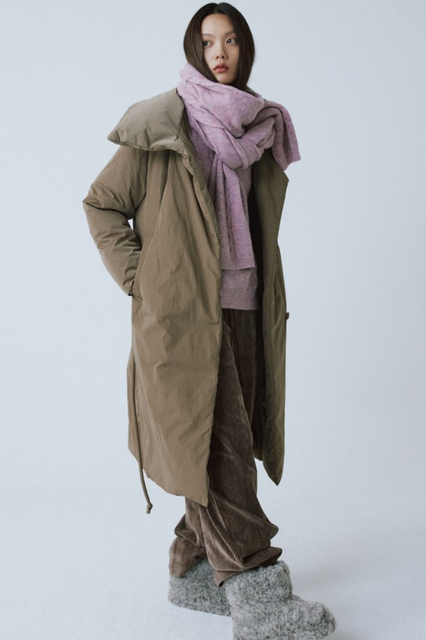 라이트 핑크 울 블렌드 케이블 머플러는 부드러운 촉감의 두꺼운 두께로 겨울철 보온성을 책임지는 여성용 머플러입니다. 케이블 니트 디자인이 돋보이는 이 머플러는 캐주얼한 스타일을 연출하며, 데일리룩, 산책룩, 데이트룩 등 다양한 TPO에 활용하기 좋습니다. 울 블렌드 소재로 제작되어 포근함을 더하며, 롱 길이로 디자인되어 스타일리시함을 더했습니다. 캐주얼, 미니멀, 클래식 스타일을 즐겨 입는 분들께 추천합니다.
