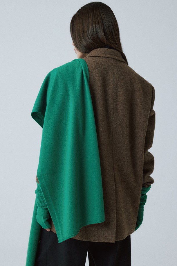 퓨어 울 머플러는 부드러운 촉감의 울 소재로 제작되어 가을, 겨울 시즌에 따뜻하게 착용할 수 있는 머플러입니다. 핑크, 베이지 컬러 배색이 돋보이는 미니멀하고 모던한 디자인으로, 오버핏 실루엣이 특징입니다. 데일리룩, 데이트룩, 모임룩 등 다양한 TPO에 활용 가능하며, 미니멀, 클래식, 시크한 스타일을 연출하기 좋습니다. 두꺼운 두께감으로 포근함을 더하며, 컬러 블록 패턴이 세련된 포인트를 더합니다. 긴 소매 기장과 더블코트 스타일의 코트에 매치하여 더욱 돋보이는 룩을 완성해보세요.
