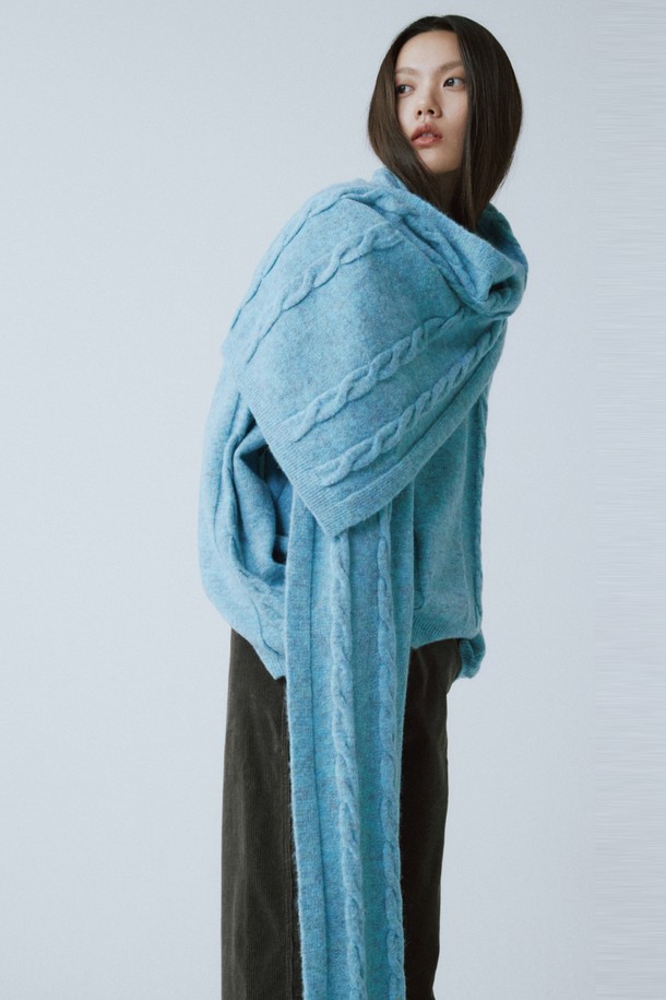 따뜻하고 포근한 터쿼이즈 블루 컬러의 울 블렌드 케이블 머플러입니다. 부드러운 촉감의 울 블렌드 소재로 제작되어 가을, 겨울철 보온성을 책임지며, 롱 스타일과 케이블 니트 디테일이 베이직하면서도 세련된 분위기를 연출합니다. 남녀 공용으로 착용 가능하며, 일상에서 편안하게 사용할 수 있는 머플러입니다.
