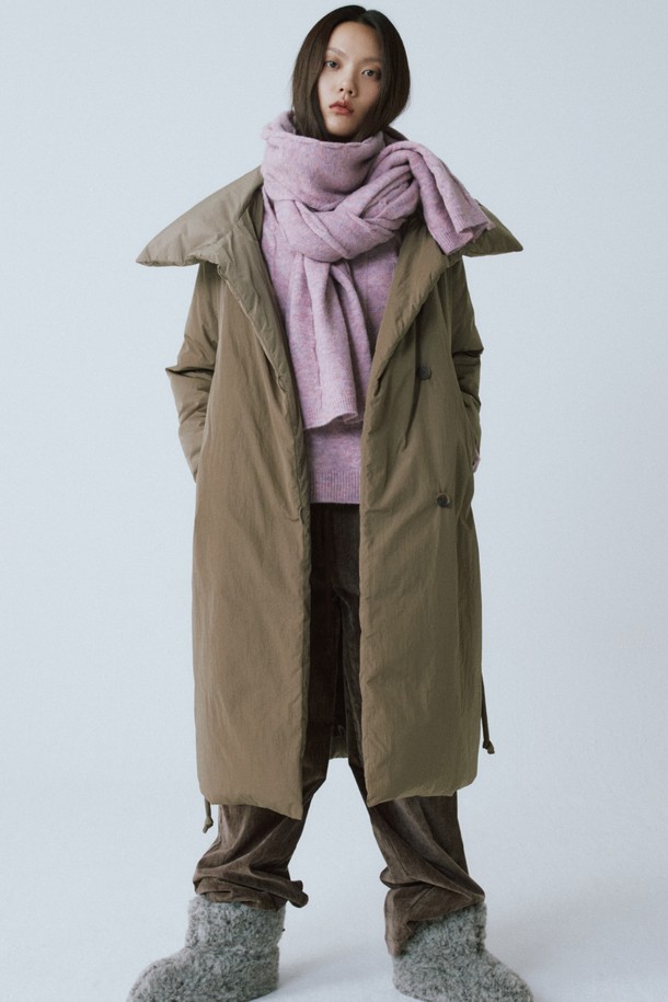 라이트 핑크 울 블렌드 케이블 머플러는 부드러운 촉감의 두꺼운 두께로 겨울철 보온성을 책임지는 여성용 머플러입니다. 케이블 니트 디자인이 돋보이는 이 머플러는 캐주얼한 스타일을 연출하며, 데일리룩, 산책룩, 데이트룩 등 다양한 TPO에 활용하기 좋습니다. 울 블렌드 소재로 제작되어 포근함을 더하며, 롱 길이로 디자인되어 스타일리시함을 더했습니다. 캐주얼, 미니멀, 클래식 스타일을 즐겨 입는 분들께 추천합니다.
