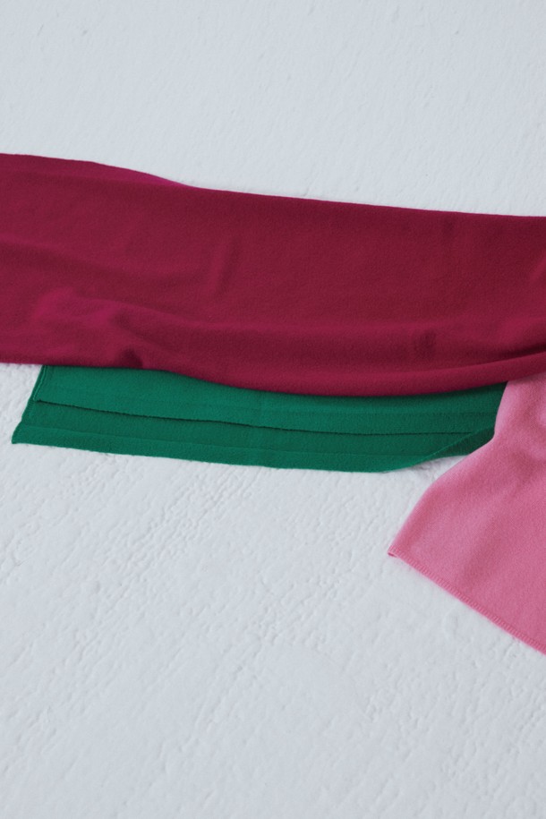 퓨어 울 머플러는 부드러운 촉감의 울 소재로 제작되어 가을, 겨울 시즌에 따뜻하게 착용할 수 있는 머플러입니다. 핑크, 베이지 컬러 배색이 돋보이는 미니멀하고 모던한 디자인으로, 오버핏 실루엣이 특징입니다. 데일리룩, 데이트룩, 모임룩 등 다양한 TPO에 활용 가능하며, 미니멀, 클래식, 시크한 스타일을 연출하기 좋습니다. 두꺼운 두께감으로 포근함을 더하며, 컬러 블록 패턴이 세련된 포인트를 더합니다. 긴 소매 기장과 더블코트 스타일의 코트에 매치하여 더욱 돋보이는 룩을 완성해보세요.
