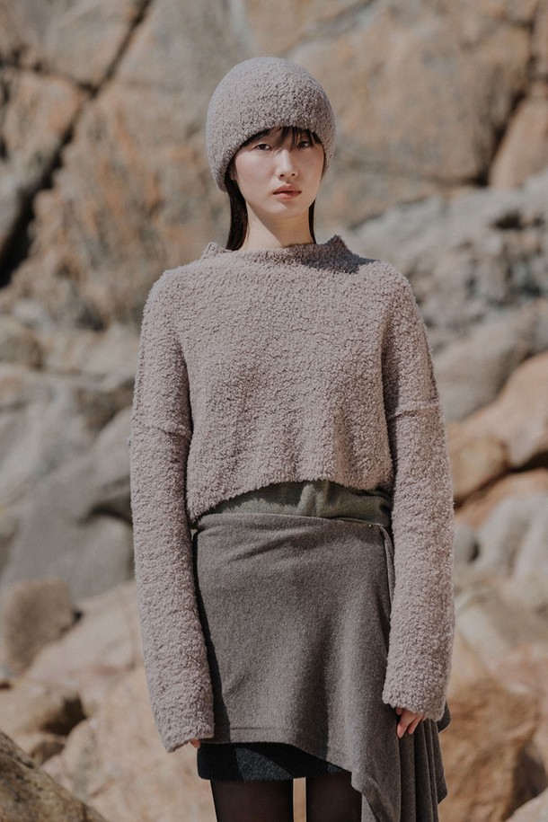 플러피 울 블렌디드 니트 햇_그레이(Fluffy Wool Blended Knit Hat_Grey)는 부드러운 촉감과 따뜻함을 선사하는 여성용 니트 비니입니다. 울 70%와 나일론 30%의 혼방 소재로 제작되어 푹신하고 포근한 착용감을 느낄 수 있으며, 깊은 모자 깊이와 넉넉한 둘레감으로 편안하게 착용할 수 있습니다. 무지 디자인의 그레이 컬러는 캐주얼, 미니멀, 클래식 등 다양한 스타일의 겨울 데일리룩, 산책룩, 집콕룩에 잘 어울립니다. 보온 기능으로 추운 날씨에도 따뜻하게 스타일을 연출할 수 있는 필수템입니다. 몽실몽실한 텍스처가 포근한 분위기를 더합니다.
