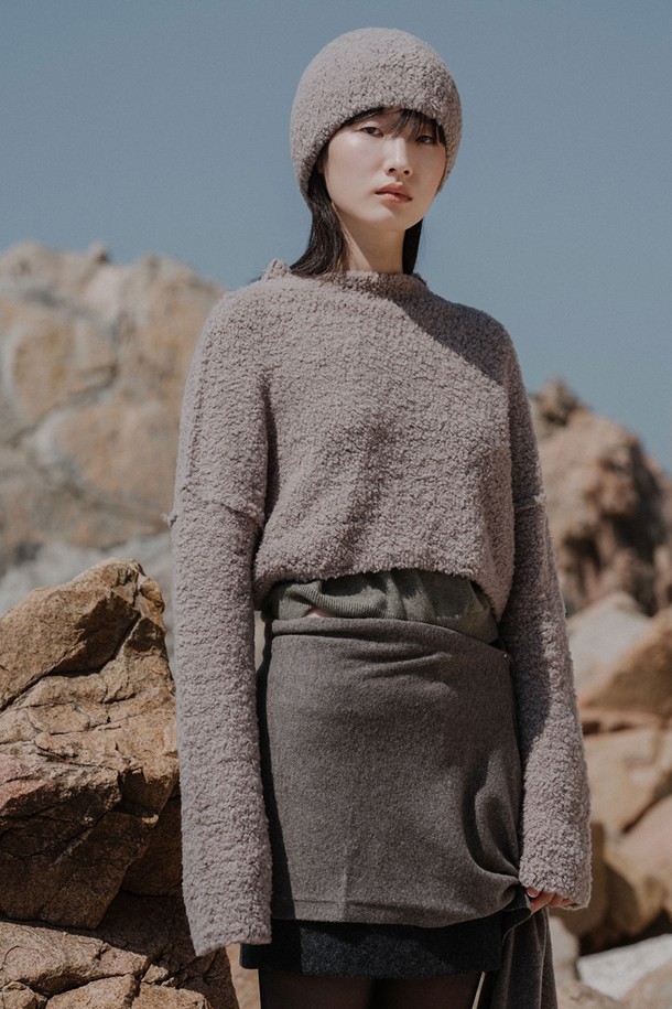 플러피 울 블렌디드 니트 햇_그레이(Fluffy Wool Blended Knit Hat_Grey)는 부드러운 촉감과 따뜻함을 선사하는 여성용 니트 비니입니다. 울 70%와 나일론 30%의 혼방 소재로 제작되어 푹신하고 포근한 착용감을 느낄 수 있으며, 깊은 모자 깊이와 넉넉한 둘레감으로 편안하게 착용할 수 있습니다. 무지 디자인의 그레이 컬러는 캐주얼, 미니멀, 클래식 등 다양한 스타일의 겨울 데일리룩, 산책룩, 집콕룩에 잘 어울립니다. 보온 기능으로 추운 날씨에도 따뜻하게 스타일을 연출할 수 있는 필수템입니다. 몽실몽실한 텍스처가 포근한 분위기를 더합니다.
