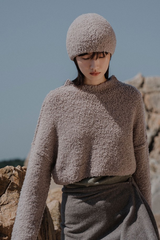 플러피 울 블렌디드 니트 햇_그레이(Fluffy Wool Blended Knit Hat_Grey)는 부드러운 촉감과 따뜻함을 선사하는 여성용 니트 비니입니다. 울 70%와 나일론 30%의 혼방 소재로 제작되어 푹신하고 포근한 착용감을 느낄 수 있으며, 깊은 모자 깊이와 넉넉한 둘레감으로 편안하게 착용할 수 있습니다. 무지 디자인의 그레이 컬러는 캐주얼, 미니멀, 클래식 등 다양한 스타일의 겨울 데일리룩, 산책룩, 집콕룩에 잘 어울립니다. 보온 기능으로 추운 날씨에도 따뜻하게 스타일을 연출할 수 있는 필수템입니다. 몽실몽실한 텍스처가 포근한 분위기를 더합니다.
