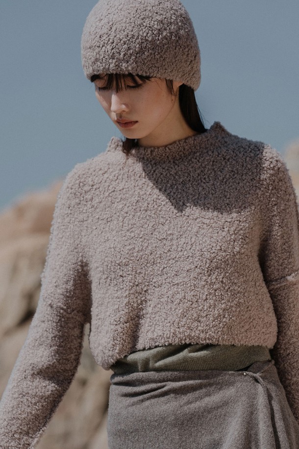 플러피 울 블렌디드 니트 햇_그레이(Fluffy Wool Blended Knit Hat_Grey)는 부드러운 촉감과 따뜻함을 선사하는 여성용 니트 비니입니다. 울 70%와 나일론 30%의 혼방 소재로 제작되어 푹신하고 포근한 착용감을 느낄 수 있으며, 깊은 모자 깊이와 넉넉한 둘레감으로 편안하게 착용할 수 있습니다. 무지 디자인의 그레이 컬러는 캐주얼, 미니멀, 클래식 등 다양한 스타일의 겨울 데일리룩, 산책룩, 집콕룩에 잘 어울립니다. 보온 기능으로 추운 날씨에도 따뜻하게 스타일을 연출할 수 있는 필수템입니다. 몽실몽실한 텍스처가 포근한 분위기를 더합니다.
