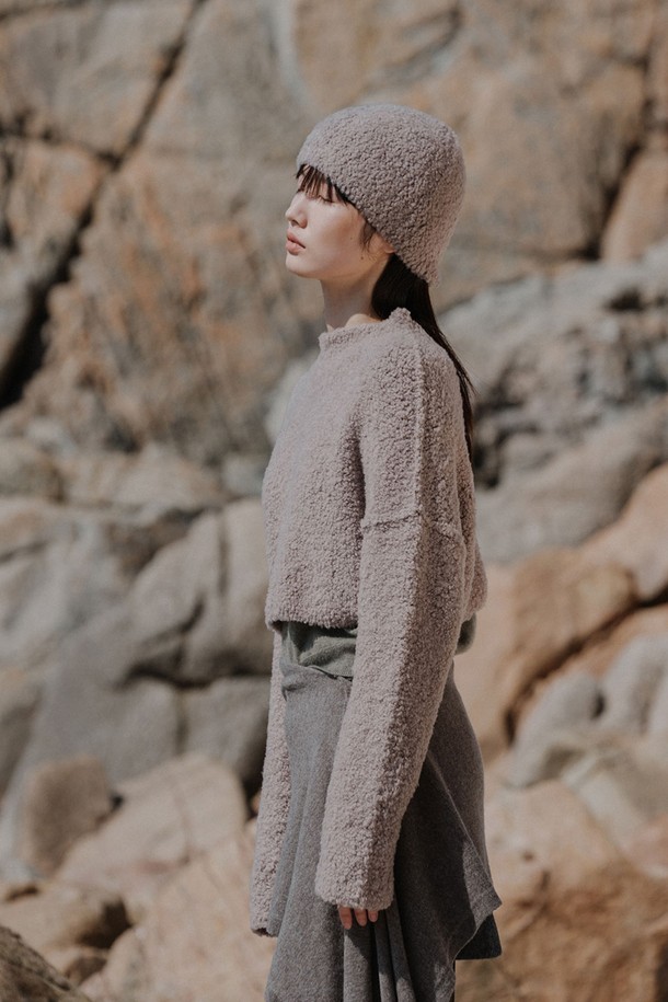 플러피 울 블렌디드 니트 햇_그레이(Fluffy Wool Blended Knit Hat_Grey)는 부드러운 촉감과 따뜻함을 선사하는 여성용 니트 비니입니다. 울 70%와 나일론 30%의 혼방 소재로 제작되어 푹신하고 포근한 착용감을 느낄 수 있으며, 깊은 모자 깊이와 넉넉한 둘레감으로 편안하게 착용할 수 있습니다. 무지 디자인의 그레이 컬러는 캐주얼, 미니멀, 클래식 등 다양한 스타일의 겨울 데일리룩, 산책룩, 집콕룩에 잘 어울립니다. 보온 기능으로 추운 날씨에도 따뜻하게 스타일을 연출할 수 있는 필수템입니다. 몽실몽실한 텍스처가 포근한 분위기를 더합니다.
