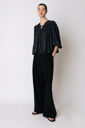 CO V-NECK SHIRRING BLOUSE_BLACK