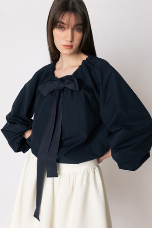 CO RIBBON TIE SHIRRING BLOUSE_NAVY