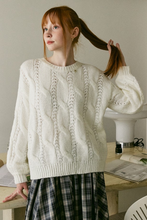 AMONG - 스웨터 - A CABLE KNIT PULLOVER_IVORY