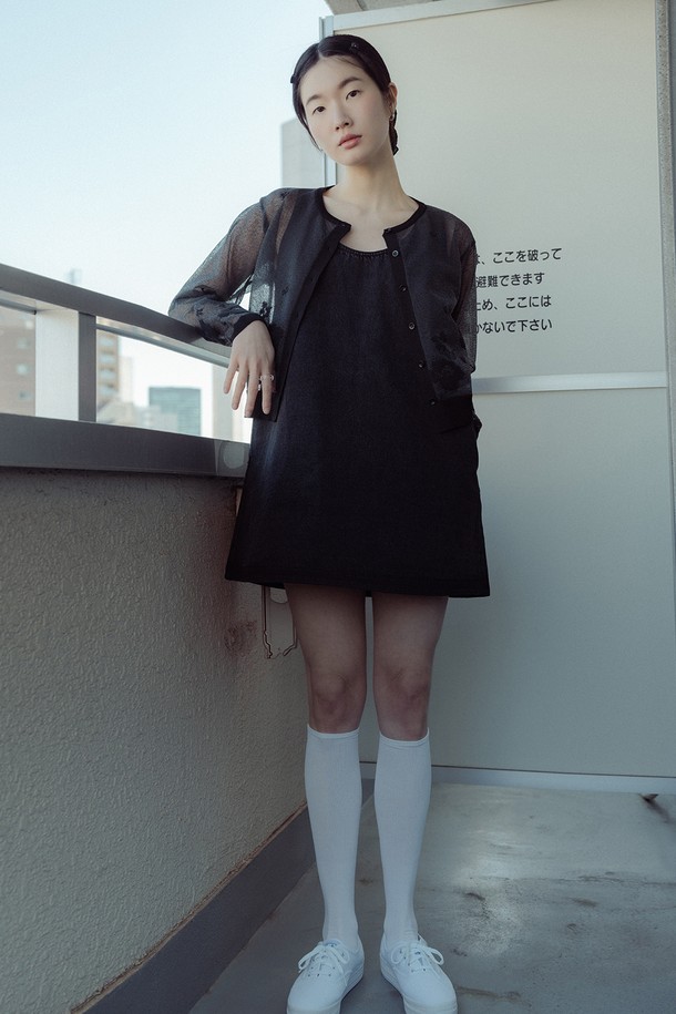 데님 미니 원피스_블랙은 여성용 미니 원피스로, 봄, 여름, 가을에 착용하기 좋습니다. 블랙 컬러의 무지 디자인에 A라인 치마핏으로 미니멀하고 베이직한 스타일을 연출합니다. 데님과 면 소재로 제작되어 뻣뻣한 촉감을 가지며, 민소매 기장과 중간 두께감으로 편안하게 착용할 수 있습니다. 옆트임 지퍼, 양쪽 주머니, 워싱 디테일, 밑단 워싱 라인으로 포인트를 더해 데이트룩, 동네 마실룩, 카페룩 등 다양한 TPO에 어울리는 캐주얼하고 클래식한 스타일을 완성합니다. 라운드넥에 레귤러핏으로 제작되었습니다.
