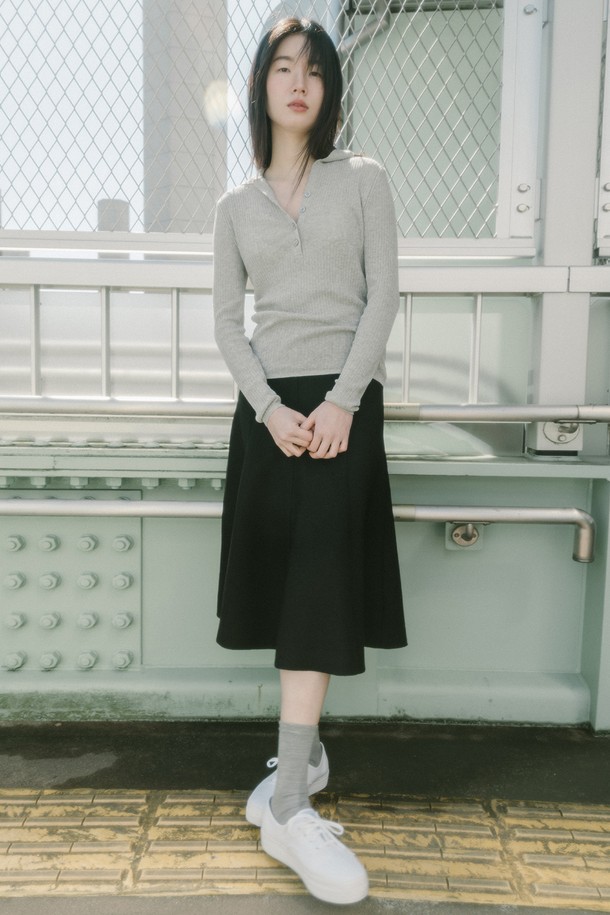 **부클 플레어 스커트_블랙**

세련된 블랙 컬러의 부클 플레어 스커트입니다. 부드러운 촉감의 폴리에스테르와 레이온 혼방 소재로 제작되었으며, 사계절 내내 활용 가능합니다. 허리 라인은 슬림하게 잡아주고 밑단으로 갈수록 플레어지는 A라인 실루엣으로 여성스러운 분위기를 연출합니다. 미디 기장으로, 데이트룩, 오피스룩, 모임룩 등 다양한 TPO에 맞춰 미니멀하고 시크한 스타일을 완성할 수 있습니다. 안감이 있어 비침 걱정 없이 편안하게 착용 가능하며, 고급스러운 텍스처가 특징입니다. 드라이클리닝을 권장합니다.
