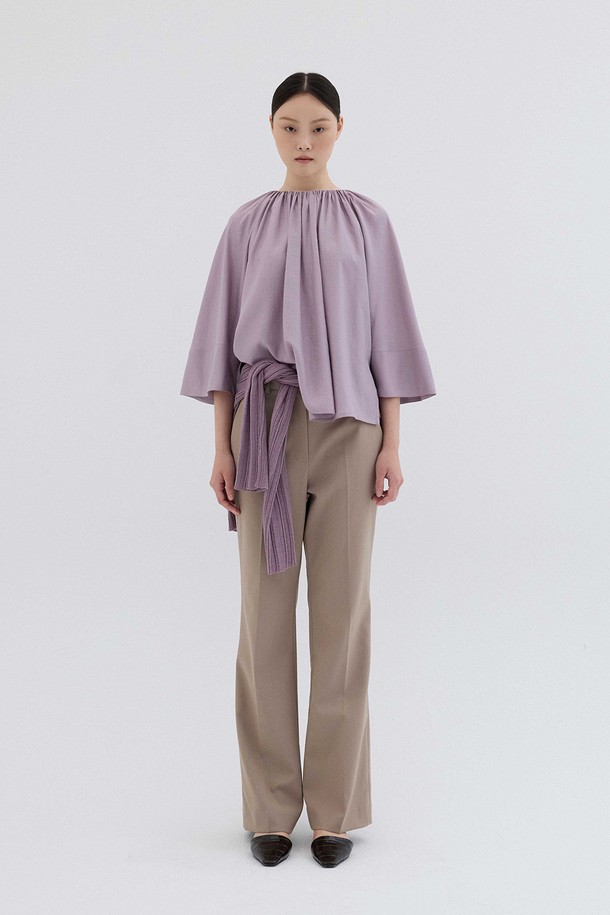 뉴 베이직 슬림 팬츠_베이지는 여성용 슬림핏 긴 바지로, 베이직하고 클래식한 스타일을 연출합니다. 사계절 내내 착용 가능하며, 부드러운 촉감의 폴리에스테르, 레이온, 폴리우레탄 혼방 소재로 제작되었습니다. 허리에는 얇은 밴드가 적용되었으며, 앞뒤 다리 라인에는 플리츠 디테일이 더해져 페미닌한 라인을 강조합니다. 일상 및 오피스룩에 적합하며, 다양한 상의와 매치하여 클래식하고 미니멀한 스타일을 완성할 수 있습니다. 사이드 포켓과 히든 백포켓이 있어 실용성을 더했습니다.
