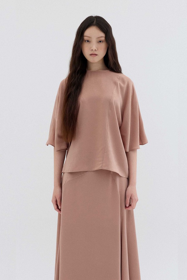 새틴 블라우스 탑_살몬 (SATIN BLOUSE TOP_SALMON)은 부드러운 촉감과 실키한 광택이 돋보이는 여성 블라우스입니다. 봄, 여름 시즌에 어울리는 얇은 두께감과 드레이프성 있는 폴리에스테르 소재로 제작되어 편안한 착용감을 선사합니다. 미니멀하고 우아한 스타일을 연출하며, 7부 소매와 라운드넥 디자인, 대각선 컷 디테일이 특징입니다. 루즈핏으로 제작되어 활동성을 높였으며, 데이트룩, 카페룩, 모임룩 등 다양한 TPO에 활용하기 좋습니다.
