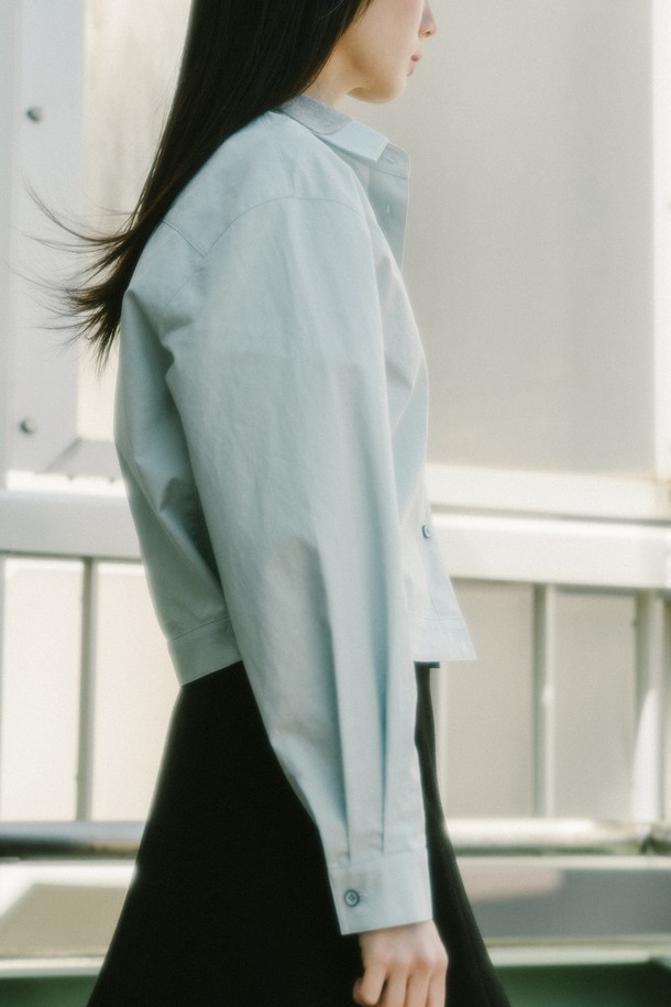 COTTON CROP SHIRT JACKET_LIGHT BLUE (코튼 크롭 셔츠 재킷_라이트 블루)는 부드러운 면 소재의 셔츠형 재킷입니다. 라이트 블루 컬러의 무지 디자인으로 캐주얼 및 베이직 스타일을 연출하기 좋습니다. 봄, 가을 시즌에 적합하며, 루즈핏의 크롭 기장으로 활동성을 더했습니다. 양 사이드 허리단의 버튼 디테일과 소뿔 단추 특수가공으로 고급스러움을 더했으며, 넉넉한 품으로 편안한 착용감을 선사합니다. 데이트룩, 동네 마실룩, 카페룩 등 다양한 TPO에 활용하여 미니멀, 클래식 스타일을 완성해보세요.
