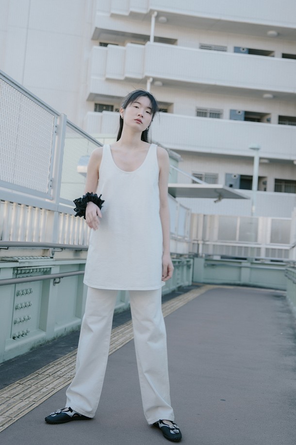 데님 미니 원피스_오프 화이트는 여성분들을 위한 데일리 및 일상용 원피스입니다. 봄, 여름 시즌에 어울리는 A라인 핏에 무지 디자인으로 미니멀하고 베이직한 스타일을 연출합니다. 오프 화이트 컬러의 데님 소재와 면 혼방으로 제작되었으며, 뻣뻣한 촉감이 특징입니다. 스퀘어넥, 민소매 디자인으로 시원함을 더하며, 사이드 지퍼, 양쪽 포켓 디테일과 워싱 처리가 돋보입니다. 드라이클리닝을 권장하며, 데이트룩, 카페룩, 캐주얼, 클래식 스타일을 즐기는 분들께 추천합니다.
