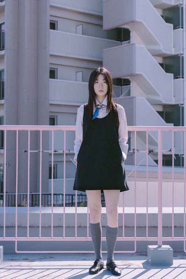 데님 미니 원피스_블랙은 여성용 미니 원피스로, 봄, 여름, 가을에 착용하기 좋습니다. 블랙 컬러의 무지 디자인에 A라인 치마핏으로 미니멀하고 베이직한 스타일을 연출합니다. 데님과 면 소재로 제작되어 뻣뻣한 촉감을 가지며, 민소매 기장과 중간 두께감으로 편안하게 착용할 수 있습니다. 옆트임 지퍼, 양쪽 주머니, 워싱 디테일, 밑단 워싱 라인으로 포인트를 더해 데이트룩, 동네 마실룩, 카페룩 등 다양한 TPO에 어울리는 캐주얼하고 클래식한 스타일을 완성합니다. 라운드넥에 레귤러핏으로 제작되었습니다.
