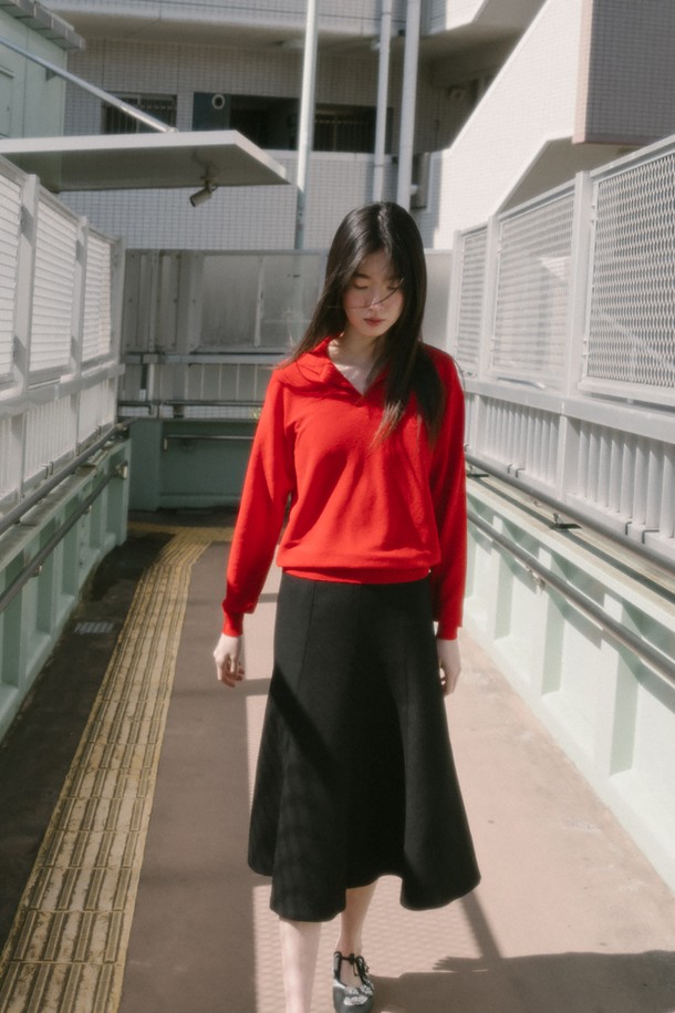 코튼 루즈 카라 니트 탑_레드 (COTTON LOOSE COLLAR KNIT TOP_RED)는 부드러운 촉감이 특징인 여름용 여성 니트입니다. 이탈리아 EMILCOTONI사의 원사를 사용하여 제작되었으며, ELS Gassed Cotton 100% 소재로 제작되어 우아하고 베이직한 스타일을 연출합니다. 루즈핏에 긴 소매 기장, 카라 네크라인과 무지 패턴이 특징이며, 데이트룩, 카페룩, 여행룩에 잘 어울립니다. 드라이클리닝을 권장합니다.
