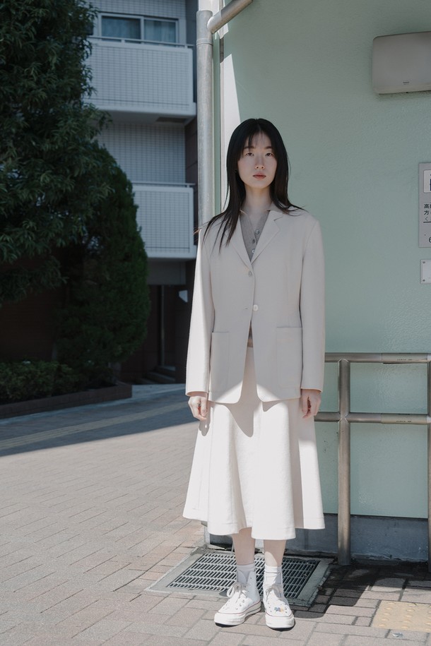 부클 플레어 스커트_오트밀은 여성 의류로, 모던하고 미니멀한 스타일을 추구하는 분들을 위한 플레어 스커트입니다. 폴리에스테르와 레이온 혼방 소재로 제작되어 부드러운 촉감을 선사하며, 사계절 내내 활용 가능합니다. 힙선까지 슬림하게 떨어지는 A라인 실루엣에 밑단으로 갈수록 플레어지는 디자인이 특징이며, 미디 기장으로 우아함을 더합니다. 오트밀 컬러의 무지 디자인으로 데이트룩, 카페룩, 모임룩 등 다양한 TPO에 활용하기 좋으며, 클래식하고 미니멀한 스타일을 연출할 수 있습니다. 드라이클리닝을 권장합니다.
