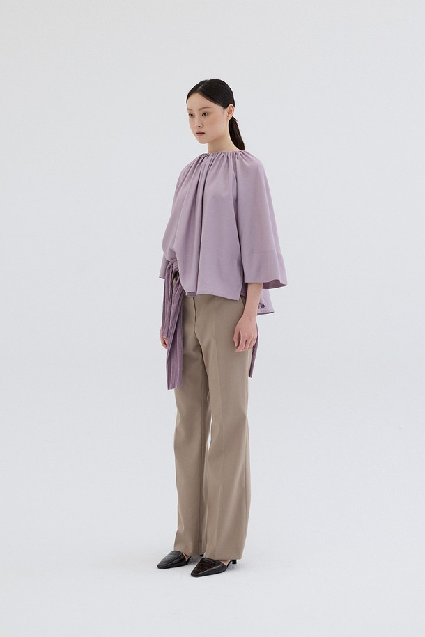 뉴 베이직 슬림 팬츠_베이지는 여성용 슬림핏 긴 바지로, 베이직하고 클래식한 스타일을 연출합니다. 사계절 내내 착용 가능하며, 부드러운 촉감의 폴리에스테르, 레이온, 폴리우레탄 혼방 소재로 제작되었습니다. 허리에는 얇은 밴드가 적용되었으며, 앞뒤 다리 라인에는 플리츠 디테일이 더해져 페미닌한 라인을 강조합니다. 일상 및 오피스룩에 적합하며, 다양한 상의와 매치하여 클래식하고 미니멀한 스타일을 완성할 수 있습니다. 사이드 포켓과 히든 백포켓이 있어 실용성을 더했습니다.
