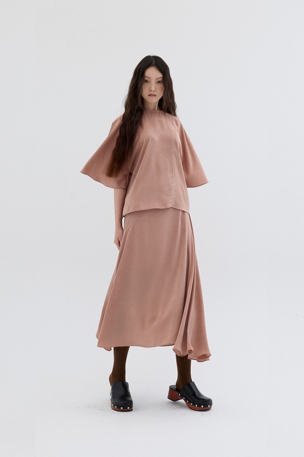 새틴 블라우스 탑_살몬 (SATIN BLOUSE TOP_SALMON)은 부드러운 촉감과 실키한 광택이 돋보이는 여성 블라우스입니다. 봄, 여름 시즌에 어울리는 얇은 두께감과 드레이프성 있는 폴리에스테르 소재로 제작되어 편안한 착용감을 선사합니다. 미니멀하고 우아한 스타일을 연출하며, 7부 소매와 라운드넥 디자인, 대각선 컷 디테일이 특징입니다. 루즈핏으로 제작되어 활동성을 높였으며, 데이트룩, 카페룩, 모임룩 등 다양한 TPO에 활용하기 좋습니다.
