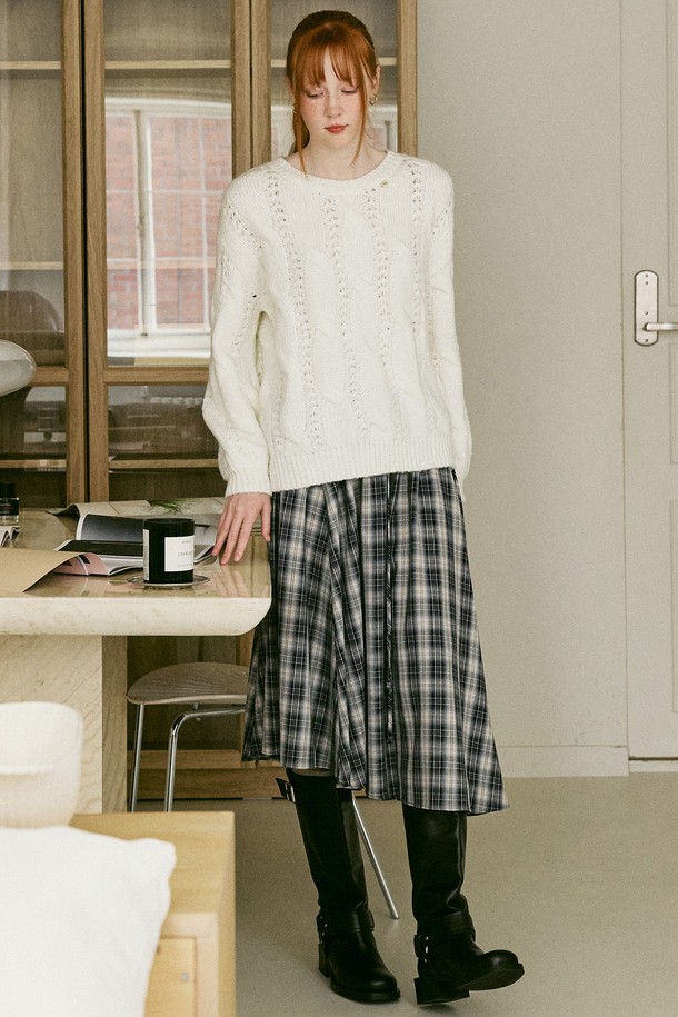 AMONG - 스웨터 - A CABLE KNIT PULLOVER_IVORY