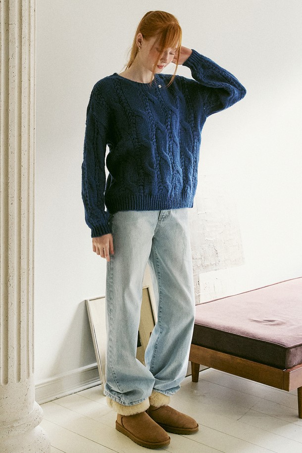 AMONG - 스웨터 - A CABLE KNIT PULLOVER_NAVY