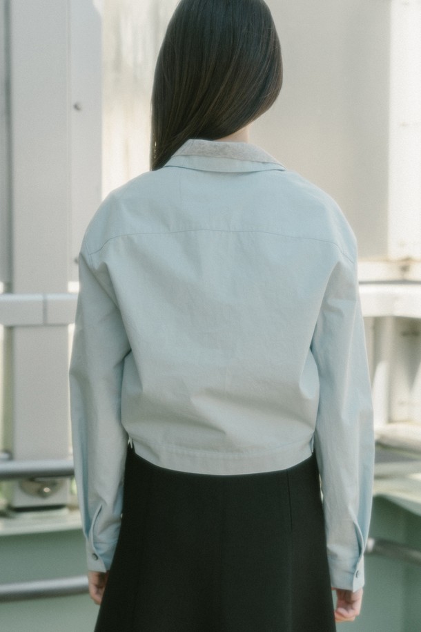 COTTON CROP SHIRT JACKET_LIGHT BLUE (코튼 크롭 셔츠 재킷_라이트 블루)는 부드러운 면 소재의 셔츠형 재킷입니다. 라이트 블루 컬러의 무지 디자인으로 캐주얼 및 베이직 스타일을 연출하기 좋습니다. 봄, 가을 시즌에 적합하며, 루즈핏의 크롭 기장으로 활동성을 더했습니다. 양 사이드 허리단의 버튼 디테일과 소뿔 단추 특수가공으로 고급스러움을 더했으며, 넉넉한 품으로 편안한 착용감을 선사합니다. 데이트룩, 동네 마실룩, 카페룩 등 다양한 TPO에 활용하여 미니멀, 클래식 스타일을 완성해보세요.
