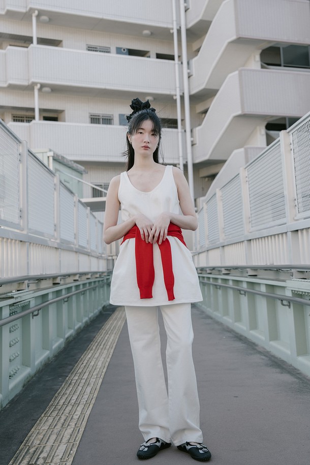 데님 미니 원피스_오프 화이트는 여성분들을 위한 데일리 및 일상용 원피스입니다. 봄, 여름 시즌에 어울리는 A라인 핏에 무지 디자인으로 미니멀하고 베이직한 스타일을 연출합니다. 오프 화이트 컬러의 데님 소재와 면 혼방으로 제작되었으며, 뻣뻣한 촉감이 특징입니다. 스퀘어넥, 민소매 디자인으로 시원함을 더하며, 사이드 지퍼, 양쪽 포켓 디테일과 워싱 처리가 돋보입니다. 드라이클리닝을 권장하며, 데이트룩, 카페룩, 캐주얼, 클래식 스타일을 즐기는 분들께 추천합니다.
