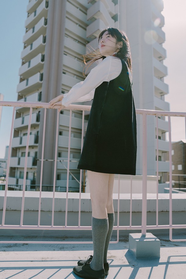 데님 미니 원피스_블랙은 여성용 미니 원피스로, 봄, 여름, 가을에 착용하기 좋습니다. 블랙 컬러의 무지 디자인에 A라인 치마핏으로 미니멀하고 베이직한 스타일을 연출합니다. 데님과 면 소재로 제작되어 뻣뻣한 촉감을 가지며, 민소매 기장과 중간 두께감으로 편안하게 착용할 수 있습니다. 옆트임 지퍼, 양쪽 주머니, 워싱 디테일, 밑단 워싱 라인으로 포인트를 더해 데이트룩, 동네 마실룩, 카페룩 등 다양한 TPO에 어울리는 캐주얼하고 클래식한 스타일을 완성합니다. 라운드넥에 레귤러핏으로 제작되었습니다.
