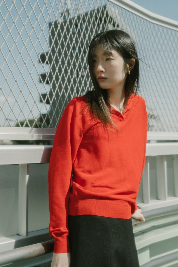 코튼 루즈 카라 니트 탑_레드 (COTTON LOOSE COLLAR KNIT TOP_RED)는 부드러운 촉감이 특징인 여름용 여성 니트입니다. 이탈리아 EMILCOTONI사의 원사를 사용하여 제작되었으며, ELS Gassed Cotton 100% 소재로 제작되어 우아하고 베이직한 스타일을 연출합니다. 루즈핏에 긴 소매 기장, 카라 네크라인과 무지 패턴이 특징이며, 데이트룩, 카페룩, 여행룩에 잘 어울립니다. 드라이클리닝을 권장합니다.
