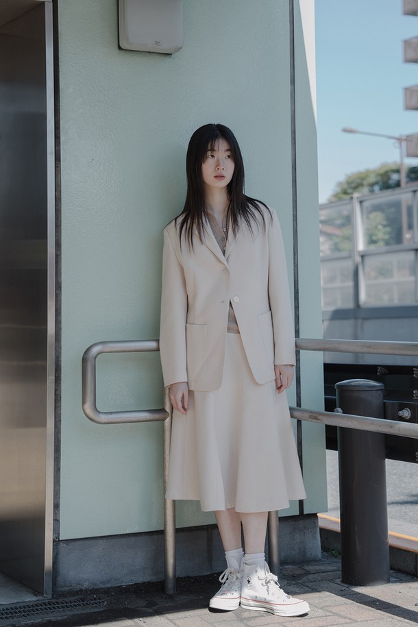 부클 플레어 스커트_오트밀은 여성 의류로, 모던하고 미니멀한 스타일을 추구하는 분들을 위한 플레어 스커트입니다. 폴리에스테르와 레이온 혼방 소재로 제작되어 부드러운 촉감을 선사하며, 사계절 내내 활용 가능합니다. 힙선까지 슬림하게 떨어지는 A라인 실루엣에 밑단으로 갈수록 플레어지는 디자인이 특징이며, 미디 기장으로 우아함을 더합니다. 오트밀 컬러의 무지 디자인으로 데이트룩, 카페룩, 모임룩 등 다양한 TPO에 활용하기 좋으며, 클래식하고 미니멀한 스타일을 연출할 수 있습니다. 드라이클리닝을 권장합니다.
