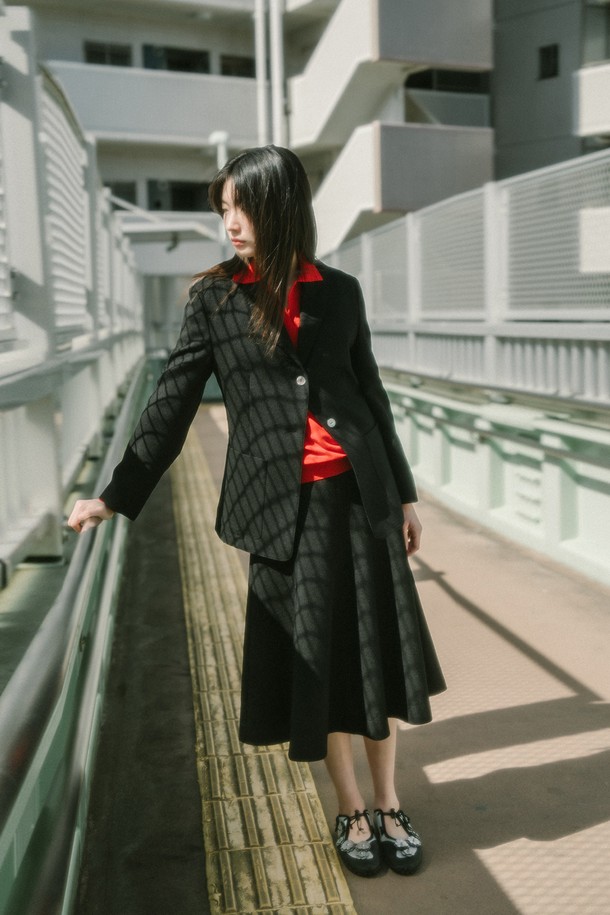 **부클 플레어 스커트_블랙**

세련된 블랙 컬러의 부클 플레어 스커트입니다. 부드러운 촉감의 폴리에스테르와 레이온 혼방 소재로 제작되었으며, 사계절 내내 활용 가능합니다. 허리 라인은 슬림하게 잡아주고 밑단으로 갈수록 플레어지는 A라인 실루엣으로 여성스러운 분위기를 연출합니다. 미디 기장으로, 데이트룩, 오피스룩, 모임룩 등 다양한 TPO에 맞춰 미니멀하고 시크한 스타일을 완성할 수 있습니다. 안감이 있어 비침 걱정 없이 편안하게 착용 가능하며, 고급스러운 텍스처가 특징입니다. 드라이클리닝을 권장합니다.
