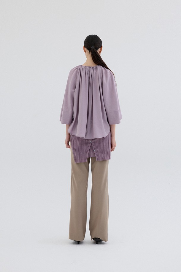 뉴 베이직 슬림 팬츠_베이지는 여성용 슬림핏 긴 바지로, 베이직하고 클래식한 스타일을 연출합니다. 사계절 내내 착용 가능하며, 부드러운 촉감의 폴리에스테르, 레이온, 폴리우레탄 혼방 소재로 제작되었습니다. 허리에는 얇은 밴드가 적용되었으며, 앞뒤 다리 라인에는 플리츠 디테일이 더해져 페미닌한 라인을 강조합니다. 일상 및 오피스룩에 적합하며, 다양한 상의와 매치하여 클래식하고 미니멀한 스타일을 완성할 수 있습니다. 사이드 포켓과 히든 백포켓이 있어 실용성을 더했습니다.
