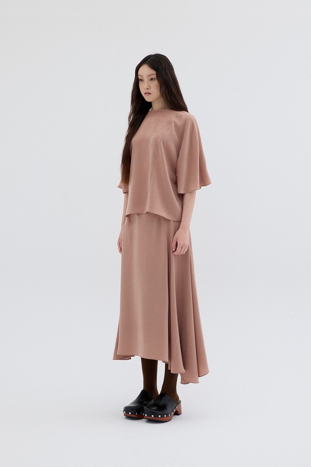 새틴 블라우스 탑_살몬 (SATIN BLOUSE TOP_SALMON)은 부드러운 촉감과 실키한 광택이 돋보이는 여성 블라우스입니다. 봄, 여름 시즌에 어울리는 얇은 두께감과 드레이프성 있는 폴리에스테르 소재로 제작되어 편안한 착용감을 선사합니다. 미니멀하고 우아한 스타일을 연출하며, 7부 소매와 라운드넥 디자인, 대각선 컷 디테일이 특징입니다. 루즈핏으로 제작되어 활동성을 높였으며, 데이트룩, 카페룩, 모임룩 등 다양한 TPO에 활용하기 좋습니다.
