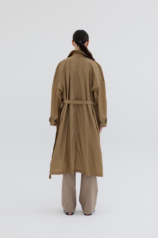 LIGHT WEIGHT TRENCH COAT_BEIGE (라이트 웨이트 트렌치 코트_베이지)는 여성용 아우터로, 봄과 가을에 어울리는 베이지 컬러의 롱 기장 트렌치코트입니다. 가볍고 부드러운 나일론 소재로 제작되어 편안한 착용감을 선사하며, 릴랙스 핏으로 여유로운 실루엣을 연출합니다. 클래식하고 베이직한 디자인에 라글란 슬리브, 오픈 칼라, 플리츠 디테일, 커스텀 버튼, 벨트 장식이 더해져 세련된 포인트를 더했습니다. 버튼과 벨트로 여밈이 가능하며, 데이트룩, 출근룩, 모임룩 등 다양한 TPO에 맞춰 클래식, 미니멀, 시크한 스타일을 연출할 수 있습니다.
