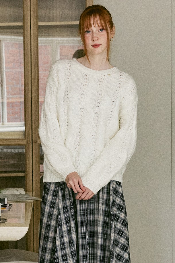 AMONG - 스웨터 - A CABLE KNIT PULLOVER_IVORY