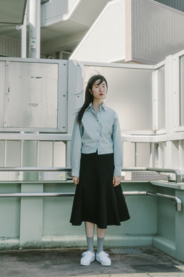 COTTON CROP SHIRT JACKET_LIGHT BLUE (코튼 크롭 셔츠 재킷_라이트 블루)는 부드러운 면 소재의 셔츠형 재킷입니다. 라이트 블루 컬러의 무지 디자인으로 캐주얼 및 베이직 스타일을 연출하기 좋습니다. 봄, 가을 시즌에 적합하며, 루즈핏의 크롭 기장으로 활동성을 더했습니다. 양 사이드 허리단의 버튼 디테일과 소뿔 단추 특수가공으로 고급스러움을 더했으며, 넉넉한 품으로 편안한 착용감을 선사합니다. 데이트룩, 동네 마실룩, 카페룩 등 다양한 TPO에 활용하여 미니멀, 클래식 스타일을 완성해보세요.
