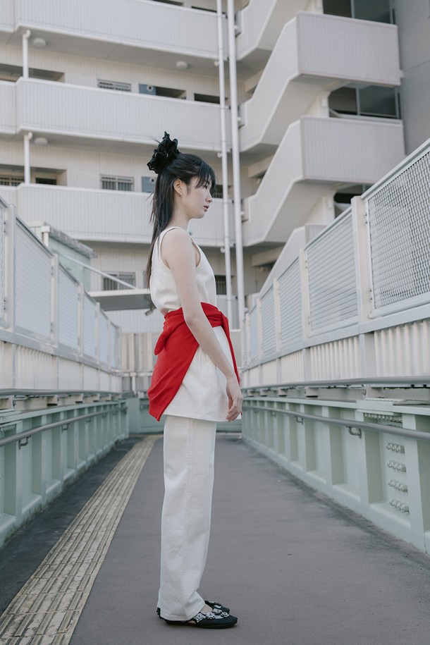 데님 미니 원피스_오프 화이트는 여성분들을 위한 데일리 및 일상용 원피스입니다. 봄, 여름 시즌에 어울리는 A라인 핏에 무지 디자인으로 미니멀하고 베이직한 스타일을 연출합니다. 오프 화이트 컬러의 데님 소재와 면 혼방으로 제작되었으며, 뻣뻣한 촉감이 특징입니다. 스퀘어넥, 민소매 디자인으로 시원함을 더하며, 사이드 지퍼, 양쪽 포켓 디테일과 워싱 처리가 돋보입니다. 드라이클리닝을 권장하며, 데이트룩, 카페룩, 캐주얼, 클래식 스타일을 즐기는 분들께 추천합니다.
