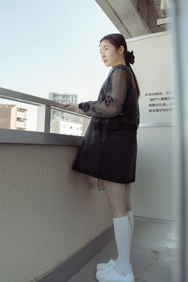 데님 미니 원피스_블랙은 여성용 미니 원피스로, 봄, 여름, 가을에 착용하기 좋습니다. 블랙 컬러의 무지 디자인에 A라인 치마핏으로 미니멀하고 베이직한 스타일을 연출합니다. 데님과 면 소재로 제작되어 뻣뻣한 촉감을 가지며, 민소매 기장과 중간 두께감으로 편안하게 착용할 수 있습니다. 옆트임 지퍼, 양쪽 주머니, 워싱 디테일, 밑단 워싱 라인으로 포인트를 더해 데이트룩, 동네 마실룩, 카페룩 등 다양한 TPO에 어울리는 캐주얼하고 클래식한 스타일을 완성합니다. 라운드넥에 레귤러핏으로 제작되었습니다.
