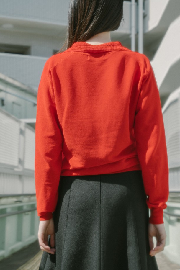 코튼 루즈 카라 니트 탑_레드 (COTTON LOOSE COLLAR KNIT TOP_RED)는 부드러운 촉감이 특징인 여름용 여성 니트입니다. 이탈리아 EMILCOTONI사의 원사를 사용하여 제작되었으며, ELS Gassed Cotton 100% 소재로 제작되어 우아하고 베이직한 스타일을 연출합니다. 루즈핏에 긴 소매 기장, 카라 네크라인과 무지 패턴이 특징이며, 데이트룩, 카페룩, 여행룩에 잘 어울립니다. 드라이클리닝을 권장합니다.
