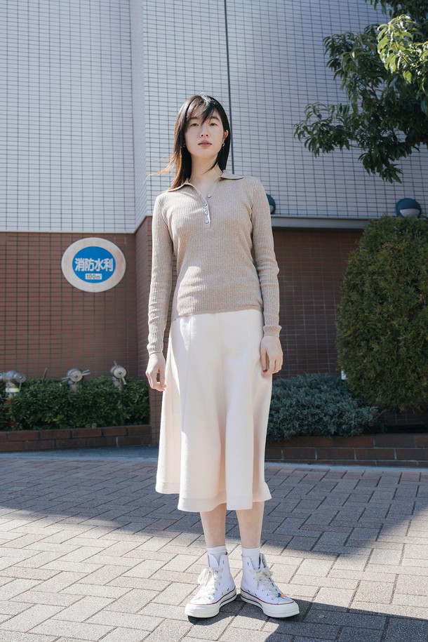 부클 플레어 스커트_오트밀은 여성 의류로, 모던하고 미니멀한 스타일을 추구하는 분들을 위한 플레어 스커트입니다. 폴리에스테르와 레이온 혼방 소재로 제작되어 부드러운 촉감을 선사하며, 사계절 내내 활용 가능합니다. 힙선까지 슬림하게 떨어지는 A라인 실루엣에 밑단으로 갈수록 플레어지는 디자인이 특징이며, 미디 기장으로 우아함을 더합니다. 오트밀 컬러의 무지 디자인으로 데이트룩, 카페룩, 모임룩 등 다양한 TPO에 활용하기 좋으며, 클래식하고 미니멀한 스타일을 연출할 수 있습니다. 드라이클리닝을 권장합니다.
