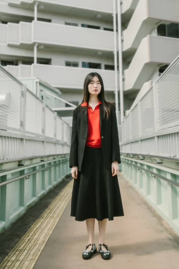 **부클 플레어 스커트_블랙**

세련된 블랙 컬러의 부클 플레어 스커트입니다. 부드러운 촉감의 폴리에스테르와 레이온 혼방 소재로 제작되었으며, 사계절 내내 활용 가능합니다. 허리 라인은 슬림하게 잡아주고 밑단으로 갈수록 플레어지는 A라인 실루엣으로 여성스러운 분위기를 연출합니다. 미디 기장으로, 데이트룩, 오피스룩, 모임룩 등 다양한 TPO에 맞춰 미니멀하고 시크한 스타일을 완성할 수 있습니다. 안감이 있어 비침 걱정 없이 편안하게 착용 가능하며, 고급스러운 텍스처가 특징입니다. 드라이클리닝을 권장합니다.
