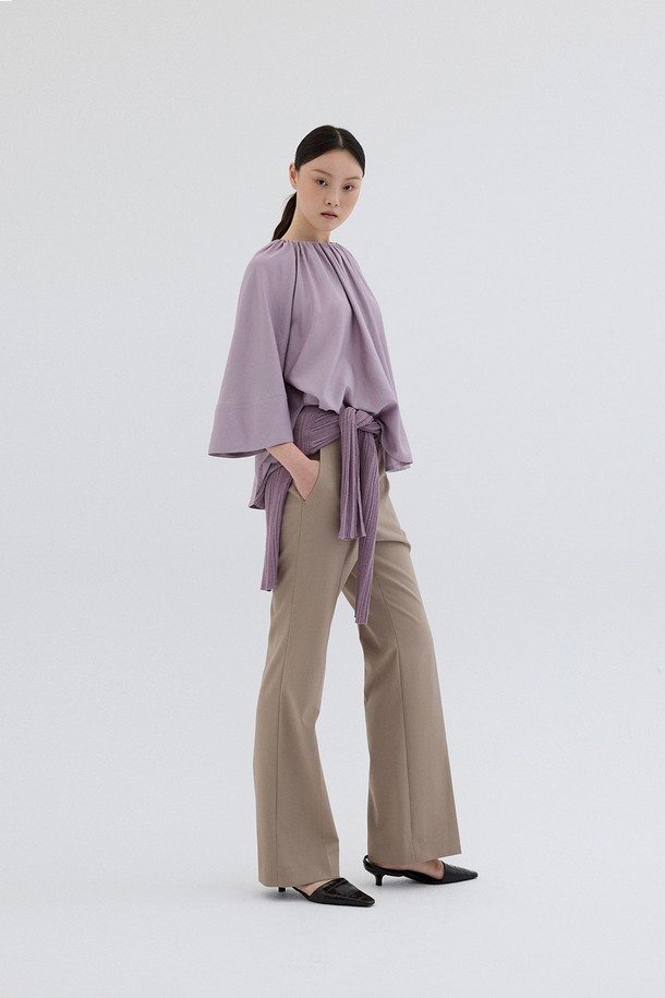 뉴 베이직 슬림 팬츠_베이지는 여성용 슬림핏 긴 바지로, 베이직하고 클래식한 스타일을 연출합니다. 사계절 내내 착용 가능하며, 부드러운 촉감의 폴리에스테르, 레이온, 폴리우레탄 혼방 소재로 제작되었습니다. 허리에는 얇은 밴드가 적용되었으며, 앞뒤 다리 라인에는 플리츠 디테일이 더해져 페미닌한 라인을 강조합니다. 일상 및 오피스룩에 적합하며, 다양한 상의와 매치하여 클래식하고 미니멀한 스타일을 완성할 수 있습니다. 사이드 포켓과 히든 백포켓이 있어 실용성을 더했습니다.
