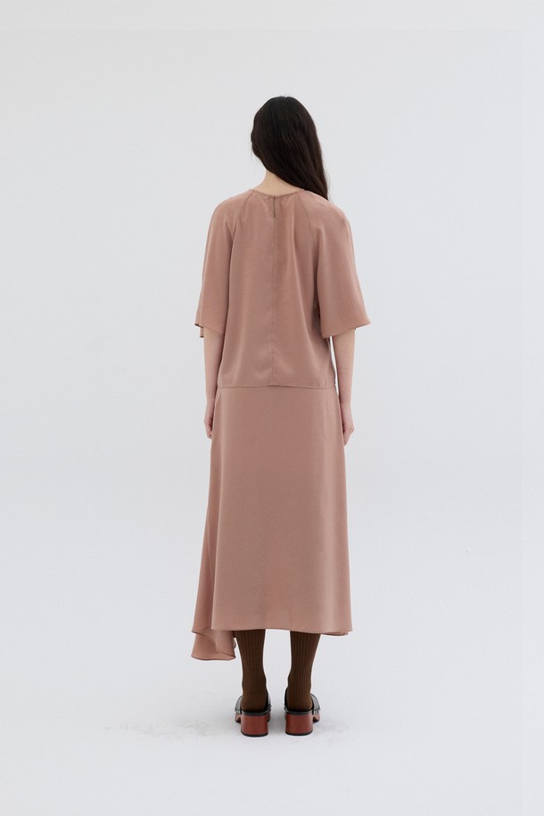 새틴 블라우스 탑_살몬 (SATIN BLOUSE TOP_SALMON)은 부드러운 촉감과 실키한 광택이 돋보이는 여성 블라우스입니다. 봄, 여름 시즌에 어울리는 얇은 두께감과 드레이프성 있는 폴리에스테르 소재로 제작되어 편안한 착용감을 선사합니다. 미니멀하고 우아한 스타일을 연출하며, 7부 소매와 라운드넥 디자인, 대각선 컷 디테일이 특징입니다. 루즈핏으로 제작되어 활동성을 높였으며, 데이트룩, 카페룩, 모임룩 등 다양한 TPO에 활용하기 좋습니다.
