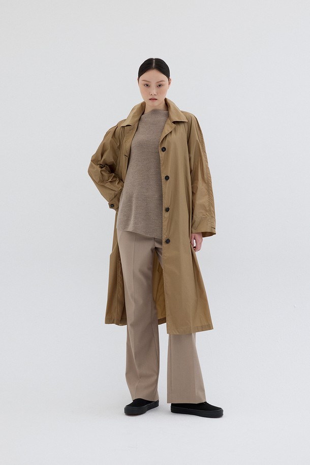 LIGHT WEIGHT TRENCH COAT_BEIGE (라이트 웨이트 트렌치 코트_베이지)는 여성용 아우터로, 봄과 가을에 어울리는 베이지 컬러의 롱 기장 트렌치코트입니다. 가볍고 부드러운 나일론 소재로 제작되어 편안한 착용감을 선사하며, 릴랙스 핏으로 여유로운 실루엣을 연출합니다. 클래식하고 베이직한 디자인에 라글란 슬리브, 오픈 칼라, 플리츠 디테일, 커스텀 버튼, 벨트 장식이 더해져 세련된 포인트를 더했습니다. 버튼과 벨트로 여밈이 가능하며, 데이트룩, 출근룩, 모임룩 등 다양한 TPO에 맞춰 클래식, 미니멀, 시크한 스타일을 연출할 수 있습니다.
