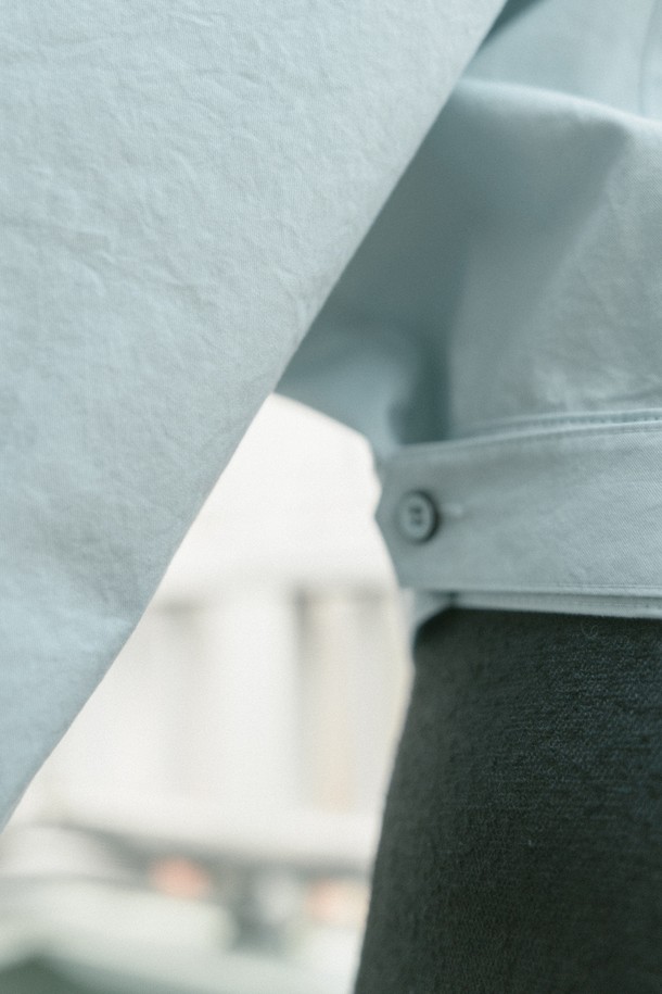 COTTON CROP SHIRT JACKET_LIGHT BLUE (코튼 크롭 셔츠 재킷_라이트 블루)는 부드러운 면 소재의 셔츠형 재킷입니다. 라이트 블루 컬러의 무지 디자인으로 캐주얼 및 베이직 스타일을 연출하기 좋습니다. 봄, 가을 시즌에 적합하며, 루즈핏의 크롭 기장으로 활동성을 더했습니다. 양 사이드 허리단의 버튼 디테일과 소뿔 단추 특수가공으로 고급스러움을 더했으며, 넉넉한 품으로 편안한 착용감을 선사합니다. 데이트룩, 동네 마실룩, 카페룩 등 다양한 TPO에 활용하여 미니멀, 클래식 스타일을 완성해보세요.

