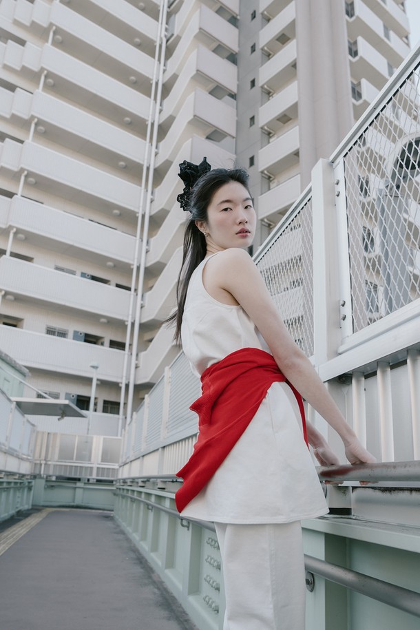 데님 미니 원피스_오프 화이트는 여성분들을 위한 데일리 및 일상용 원피스입니다. 봄, 여름 시즌에 어울리는 A라인 핏에 무지 디자인으로 미니멀하고 베이직한 스타일을 연출합니다. 오프 화이트 컬러의 데님 소재와 면 혼방으로 제작되었으며, 뻣뻣한 촉감이 특징입니다. 스퀘어넥, 민소매 디자인으로 시원함을 더하며, 사이드 지퍼, 양쪽 포켓 디테일과 워싱 처리가 돋보입니다. 드라이클리닝을 권장하며, 데이트룩, 카페룩, 캐주얼, 클래식 스타일을 즐기는 분들께 추천합니다.
