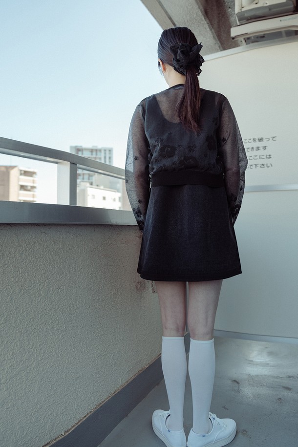 데님 미니 원피스_블랙은 여성용 미니 원피스로, 봄, 여름, 가을에 착용하기 좋습니다. 블랙 컬러의 무지 디자인에 A라인 치마핏으로 미니멀하고 베이직한 스타일을 연출합니다. 데님과 면 소재로 제작되어 뻣뻣한 촉감을 가지며, 민소매 기장과 중간 두께감으로 편안하게 착용할 수 있습니다. 옆트임 지퍼, 양쪽 주머니, 워싱 디테일, 밑단 워싱 라인으로 포인트를 더해 데이트룩, 동네 마실룩, 카페룩 등 다양한 TPO에 어울리는 캐주얼하고 클래식한 스타일을 완성합니다. 라운드넥에 레귤러핏으로 제작되었습니다.
