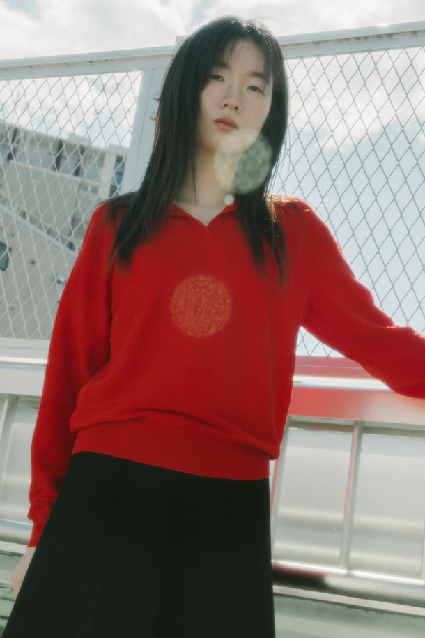 코튼 루즈 카라 니트 탑_레드 (COTTON LOOSE COLLAR KNIT TOP_RED)는 부드러운 촉감이 특징인 여름용 여성 니트입니다. 이탈리아 EMILCOTONI사의 원사를 사용하여 제작되었으며, ELS Gassed Cotton 100% 소재로 제작되어 우아하고 베이직한 스타일을 연출합니다. 루즈핏에 긴 소매 기장, 카라 네크라인과 무지 패턴이 특징이며, 데이트룩, 카페룩, 여행룩에 잘 어울립니다. 드라이클리닝을 권장합니다.
